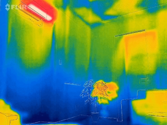 暖房使用時の部屋内のサーモグラフィ写真